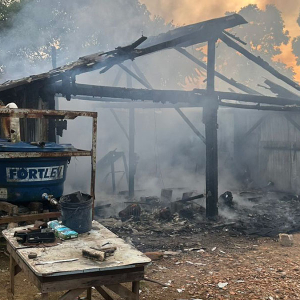 Carne cai de defumador e provoca incêndio em edificação; entenda