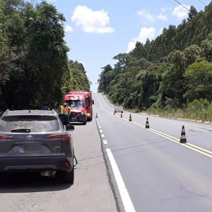 Após cruzar rodovia, Fiat/Uno causa acidente e foge na BR-280