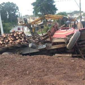 Motorista evita acidente após caminhão carregado com toras ficar sem freios; entenda