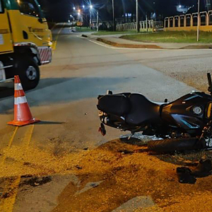 Motociclista fica ferido em acidente na marginal da BR-116