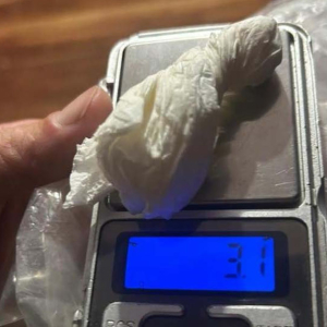 Mulher é autuada por posse de drogas após correr da polícia