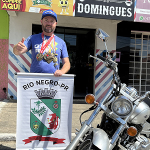 De moto, atleta rionegrense encara mais de 500 km para correr a São Silvestre