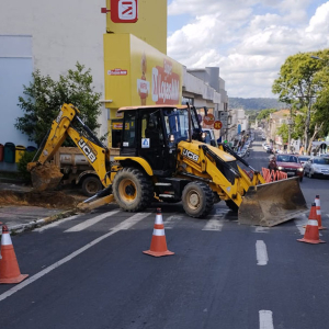 Rompimento de adutora compromete abastecimento de água