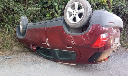 Idosa fica ferida em capotamento de veículo na área rural