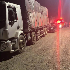Motorista fica ferido ao bater carro em caminhão estacionado