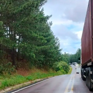 Acidente com caminhão de ácido sulfúrico interdita totalmente a BR-280