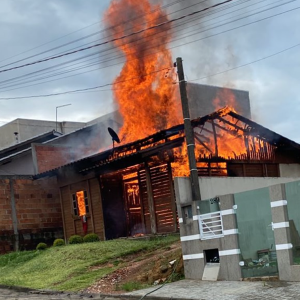 Comunidade lança campanha para ajudar mãe e filho que perderam casa em incêndio