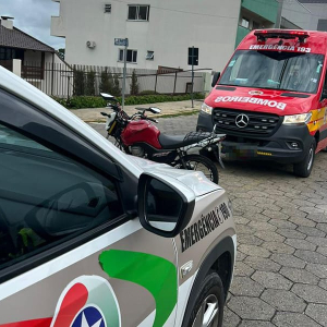 Fuga de motocicleta termina em colisão com viatura da polícia