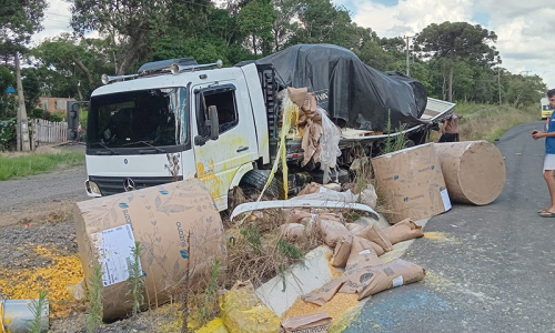 Acidente entre três veículos deixa motorista ferido na BR-280