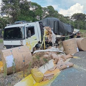 Acidente entre três veículos deixa motorista ferido na BR-280