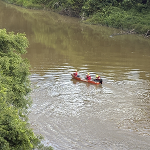 Bombeiros realizam buscas por jovem desaparecido no rio Negro