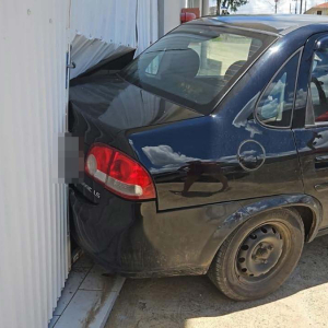 Motorista tenta evitar batida, mas carro dispara contra garagem; entenda