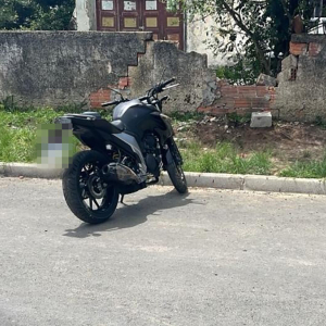Casal fica ferido ao perder controle de motocicleta e bater em muro