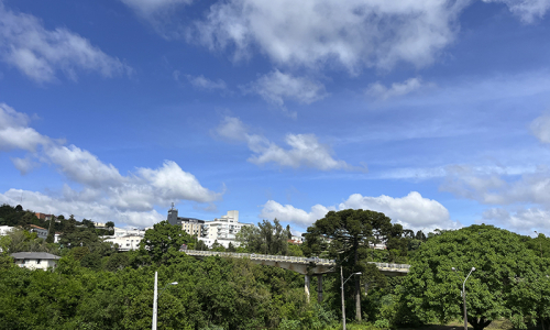 Frente fria dá lugar a ventos fortes e temperaturas amenas; confira a previsão