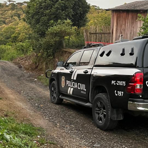 Investigação de tiros e análise de câmeras resultam em prisão por tráfico de drogas