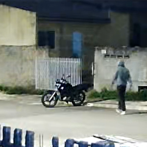 Câmera de segurança flagra furto de motocicleta durante a madrugada