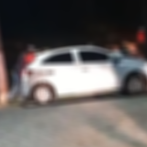 Motorista tenta atropelar pessoas com veículo durante briga generalizada; veja vídeo