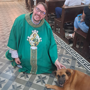 Genoveva, a “cachorrinha fiel”, viraliza na internet por frequentar igreja