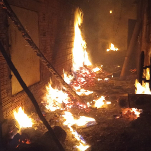 Incêndio de grandes proporções destrói galpão, estufas de fumo e trator
