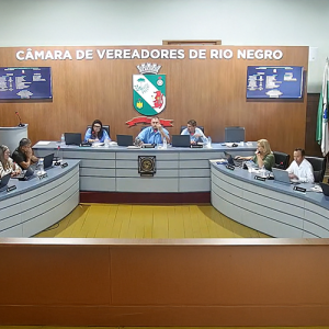 “Sessões longas” na Câmara de Rio Negro motivam representação contra a presidência