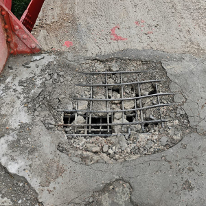 “Novo problema?” Moradores registram buraco no piso da ponte entre Lapa e Campo do Tenente
