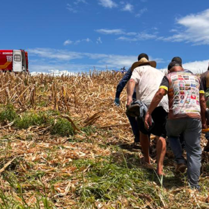 Homem é socorrido após trator tombar na área rural