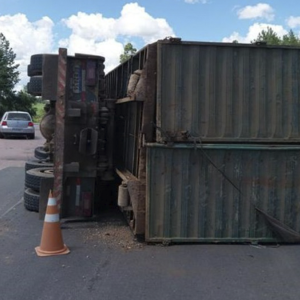 Caminhão de reciclagem tomba na BR-116 ao tentar realizar retorno em trevo