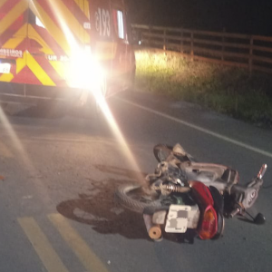 Acidente entre moto e carro deixa homem ferido na SC-114