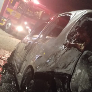 Carro é totalmente destruído por incêndio