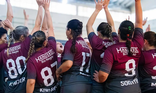 Time de handebol transforma a quadra em espaço de união entre mulheres