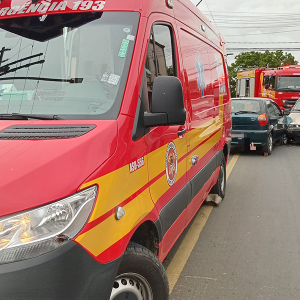 Batida envolvendo três carros deixa três pessoas feridas no Centro