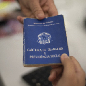Está em busca de um emprego? Veja vagas para auxiliar de produção e operador de máquinas