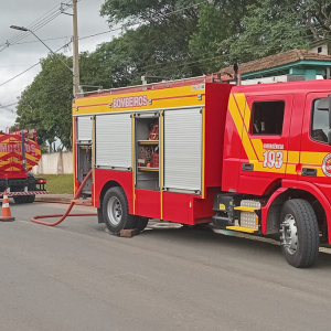 Depósito de materiais de construção é destruído por incêndio