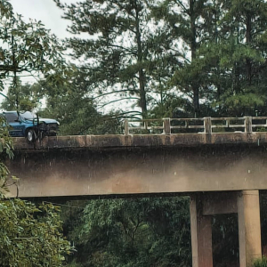 Viaduto danificado por carro terá área de pedestres isolada para obras