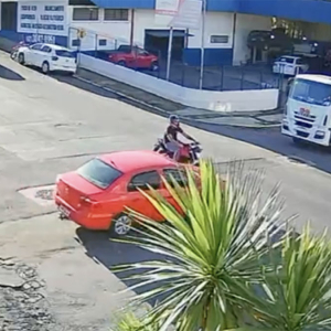 Câmeras de segurança flagram acidente com motocicleta e três carros; veja
