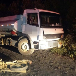 Mulher morre horas após acidente entre moto e caminhão no interior