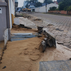 Rompimento de adutora da Casan causa danos em rua e interdita trecho