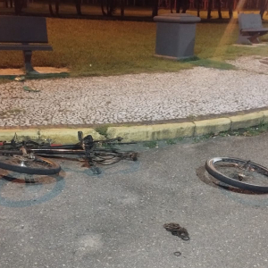 Homem joga carro contra ex-companheira e atual durante passeio com filhos de 4 e 5 anos