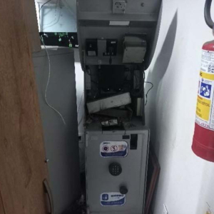 Criminosos invadem posto, arrombam cofre e levam equipamentos