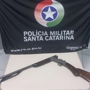 Dupla é presa ao ser flagrada com arma de fogo em Itaiópolis