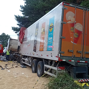 Motorista morre após  batida entre caminhões na BR-280