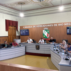 Justiça suspende sessão e trava processo contra presidente da Câmara de Rio Negro
