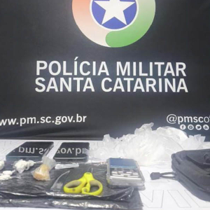 Tráfico em BMW: homem é preso com cocaína e crack durante a madrugada