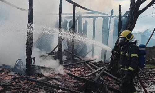 Idosa estava na varanda de casa quando morreu em incêndio