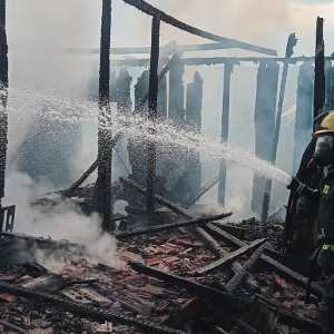 Idosa estava na varanda de casa quando morreu em incêndio