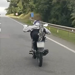 Pilotando em “estilo Superman”, motociclista é flagrado na BR-116