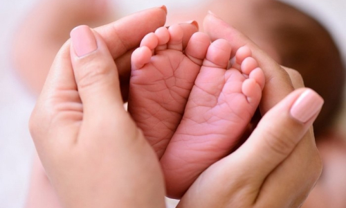 Triagem neonatal é essencial para detectar doenças genéticas nos primeiros dias de vida dos bebês