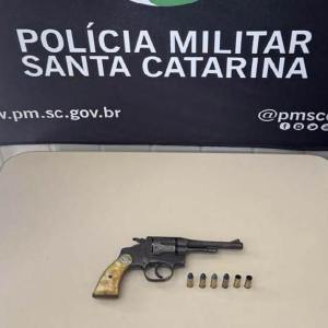Ao perceber a polícia, homem joga revólver no chão, mas termina preso