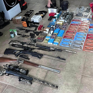 Fuzil, pistolas e milhares de munições: operação desarticula “arsenal de guerra” em Rio Negro