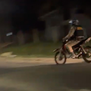 Moradores comemoram apreensão de moto de trilha após perturbação